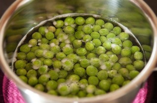 Закуска с креветками, горохом и фетой - фото шага 2