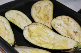 Греческий салат из запеченных баклажанов - фото шага 1