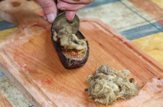 Греческий салат из запеченных баклажанов - фото шага 3