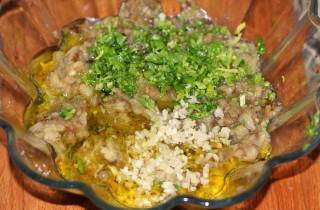 Греческий салат из запеченных баклажанов - фото шага 7