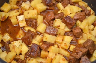 Гуляш из говядины в мультиварке - фото шага 7