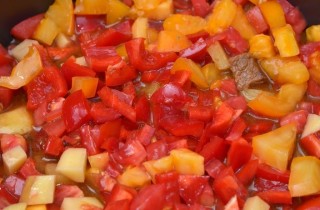 Гуляш из говядины в мультиварке - фото шага 9