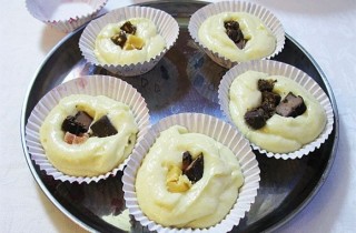 Маффины с конфетами - фото шага 2