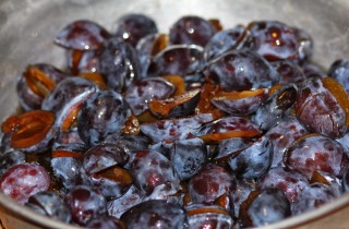 Сливовый соус к мясу и птице - фото шага 1
