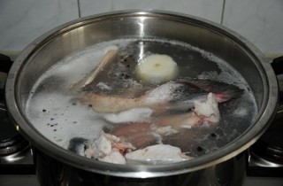 Уха из сома с овощами - фото шага 2