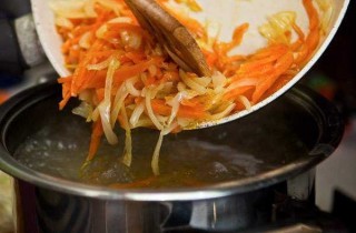 Вкусные щи из кислой капусты - фото шага 8