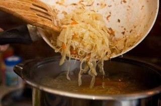 Вкусные щи из кислой капусты - фото шага 10