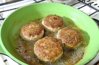 Бифштекс из фарша с яйцом - фото шага 4