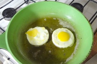 Бифштекс из фарша с яйцом - фото шага 7