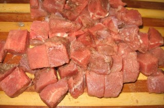 Гуляш из говядины с грибами - фото шага 2