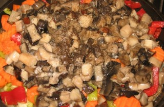 Гуляш из говядины с грибами - фото шага 5