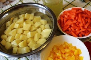 Жаркое из индейки с овощами в горшочках - фото шага 4