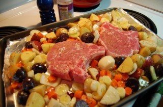 Жаркое из свиных отбивных с картофелем - фото шага 3