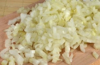 Жульен в кокотницах из булочек - фото шага 3