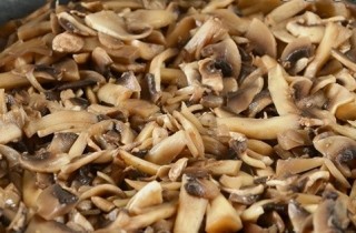 Жульен в кокотницах из булочек - фото шага 4