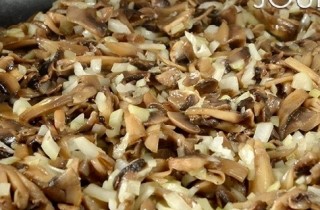 Жульен в кокотницах из булочек - фото шага 5