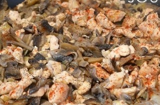 Жульен в кокотницах из булочек - фото шага 6