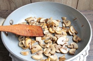 Жульен в тарталетках с курицей и грибами - фото шага 1