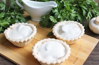 Жульен в тарталетках с курицей и грибами - фото шага 7