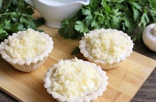 Жульен в тарталетках с курицей и грибами - фото шага 8