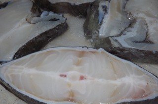 Стейк зубатки под сыром и овощами - фото шага 1