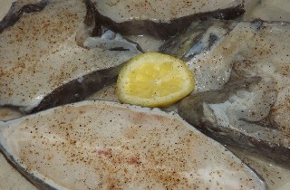 Стейк зубатки под сыром и овощами - фото шага 2