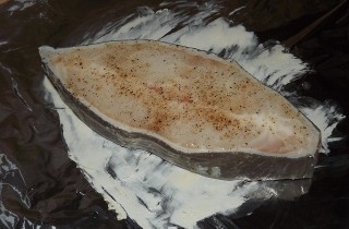 Стейк зубатки под сыром и овощами - фото шага 3