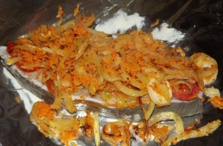 Стейк зубатки под сыром и овощами - фото шага 5