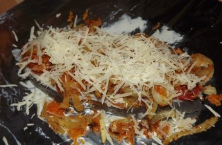 Стейк зубатки под сыром и овощами - фото шага 6