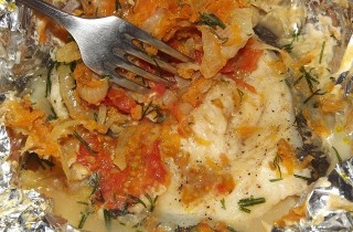 Стейк зубатки под сыром и овощами - фото шага 8