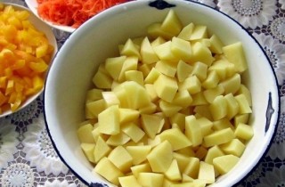 Свинина с овощами в духовке в горшочках - фото шага 6