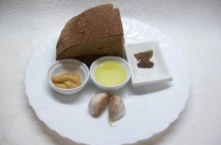 Гренки с чесноком к пиву - фото шага 1