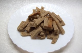 Гренки с чесноком к пиву - фото шага 2