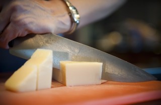 Гренки с сыром и чесноком - фото шага 2