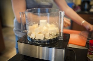 Гренки с сыром и чесноком - фото шага 3