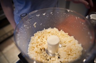 Гренки с сыром и чесноком - фото шага 4