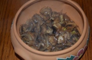 Пельмени, запеченные с грибами и сыром в горшочке - фото шага 2