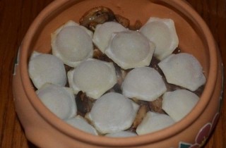 Пельмени, запеченные с грибами и сыром в горшочке - фото шага 3