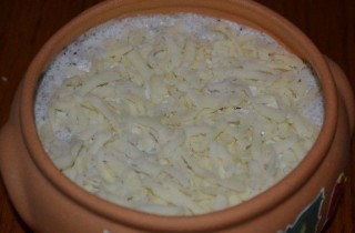 Пельмени, запеченные с грибами и сыром в горшочке - фото шага 6