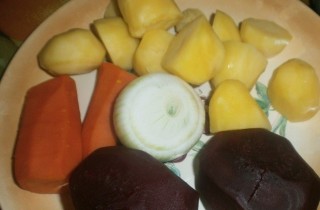 Винегрет с майонезом и консервированной кукурузой - фото шага 1