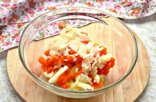 Винегрет с зеленым горошком и квашеной капустой - фото шага 3