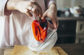 Греческий салат с кедровыми орехами - фото шага 3