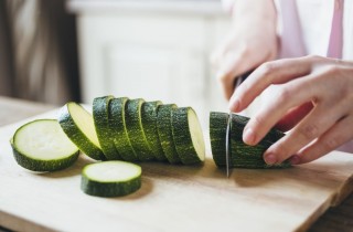 Греческий салат с кедровыми орехами - фото шага 5