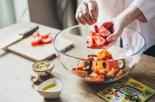 Греческий салат с кедровыми орехами - фото шага 7