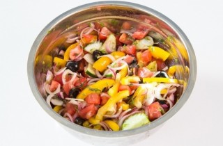 Греческий салат с мятой - фото шага 7