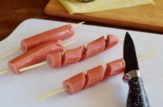 Хот-доги из слоеного теста - фото шага 3