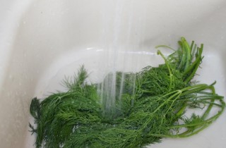 Быстрые малосольные огурцы в банке - фото шага 2