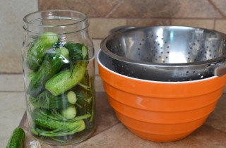 Быстрые малосольные огурцы в банке - фото шага 4