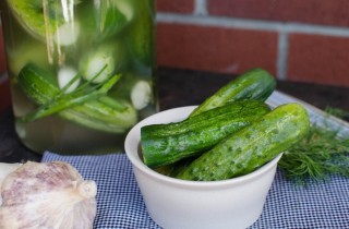 Быстрые малосольные огурцы в банке - фото шага 6