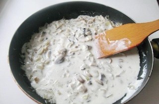 Грибной сливочный соус к котлетам - фото шага 3